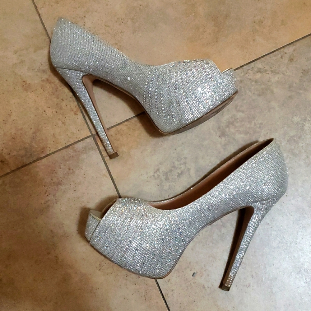 Beautiful sparkly silver bling 💎 stilettos 👠